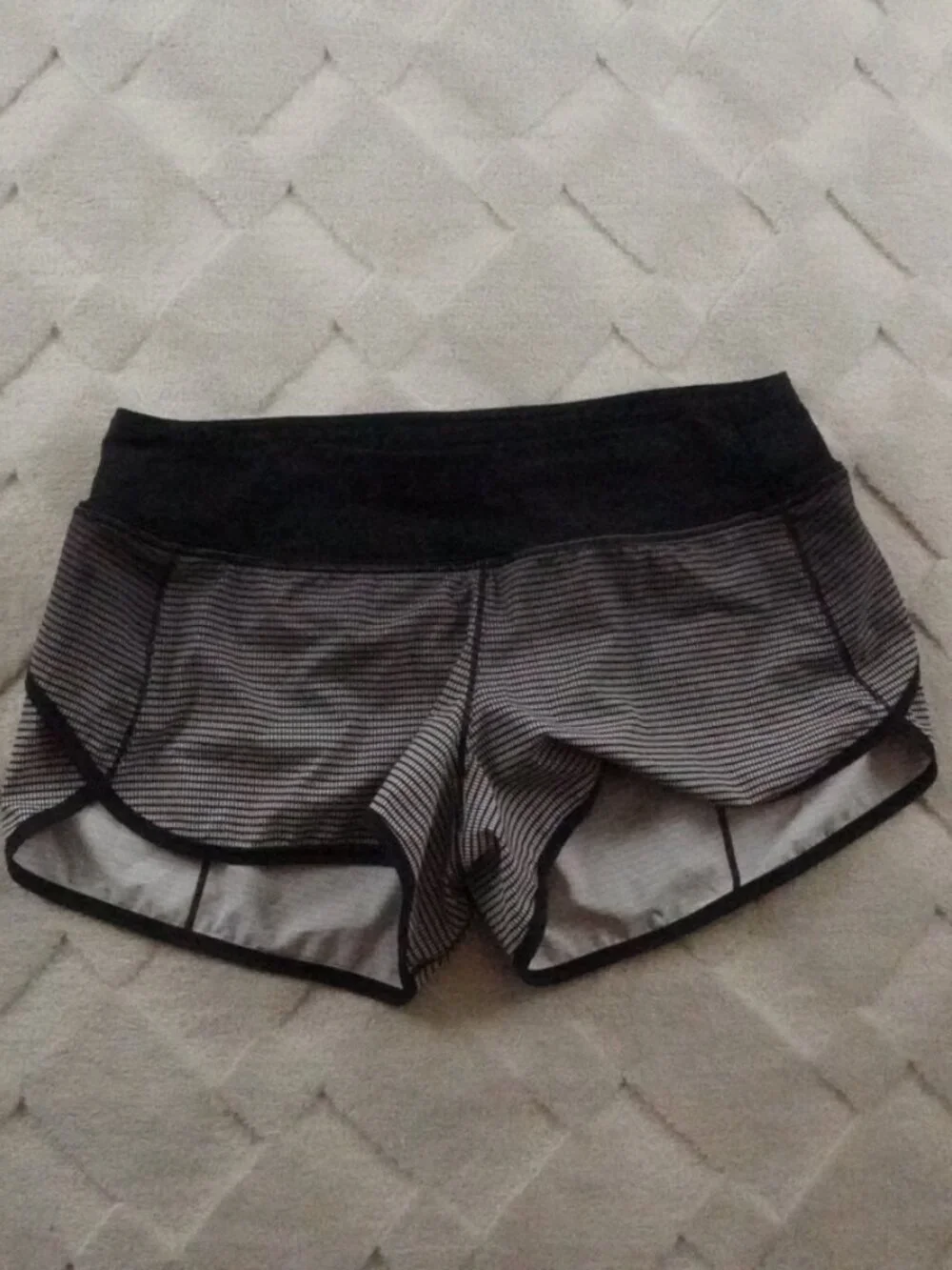 LULULEMON SPEED SHORT Womens 6 *H20 DOUBLE GRADIENT WHITE DEEP COAL BLACK